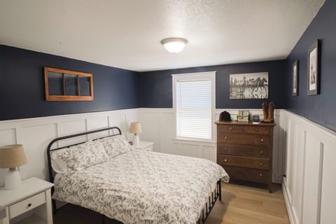 Queen bed for the cozy couple