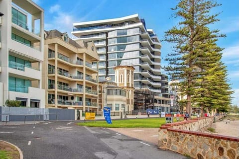 Walking distance to Jetty Road’s shops, eateries, cafes, and entertainment hubs such as Moseley Square and The Beachouse.