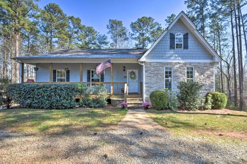 Gainesville Vacation Rental | 3BR | 3BA | Stairs Required | 2,288 Sq Ft