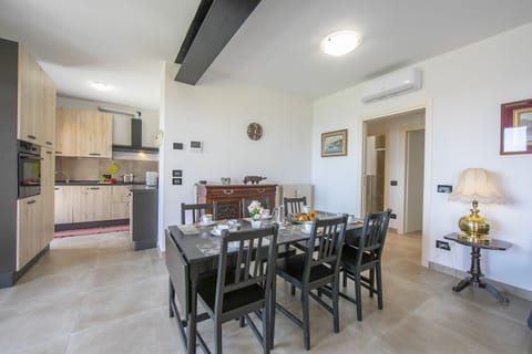 Living room with dining table and equipped kitchen