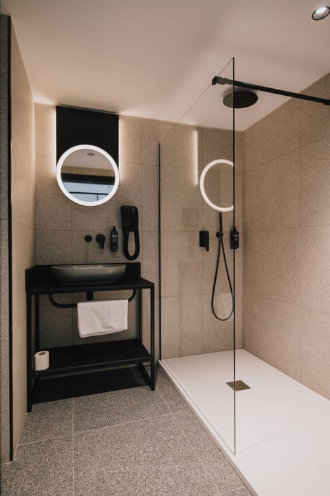 Rainfall showerhead, eco-friendly toiletries, hair dryer, towels