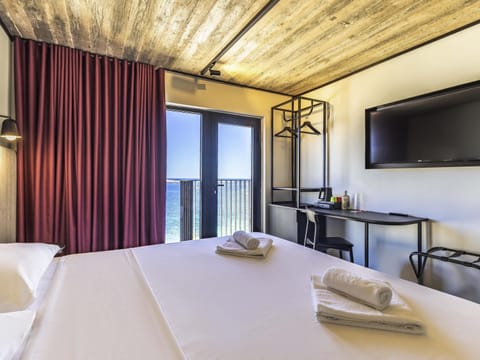 Standard Room, City View | Premium bedding, in-room safe, blackout drapes, soundproofing