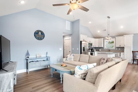 KDN9505: Gull Point Too | Living Area