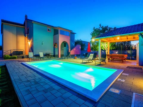 House (Four Bedroom Holiday Home with Swimmi) | Pool