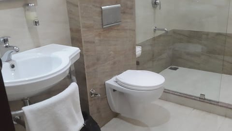 Superior Double Room | Bathroom | Shower, slippers, towels