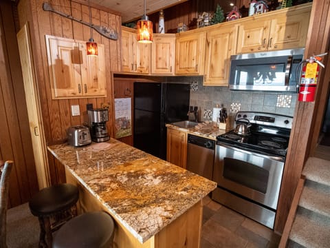 Full-size fridge, microwave, oven, stovetop