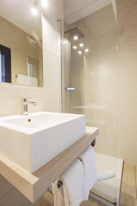 Shower, rainfall showerhead, free toiletries, hair dryer