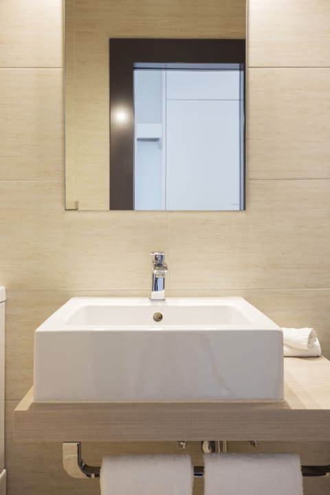 Shower, rainfall showerhead, free toiletries, hair dryer