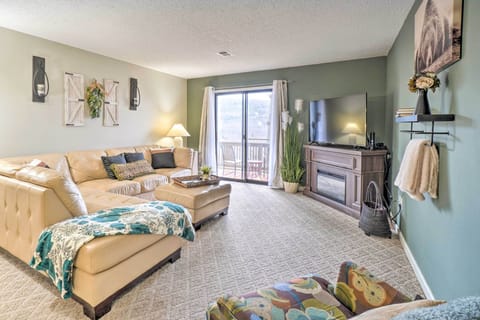Branson Vacation Rental | 2BR | 2BA | 6 Stairs to Access | 1,164 Sq Ft