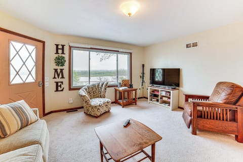 Peoria Heights Vacation Rental | 3BR | 2BA | Half-Step Required | 1,000 Sq Ft
