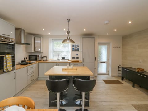 Cottage | Private kitchen | Fridge, dishwasher, electric kettle, toaster