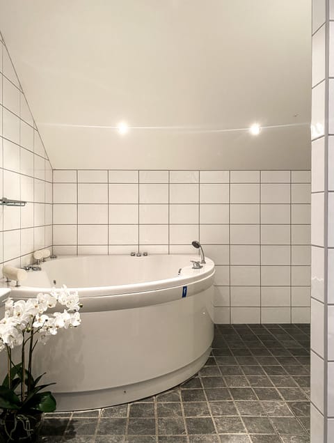 Junior Suite (Pool access included) | Bathroom | Shower, hair dryer, towels, soap