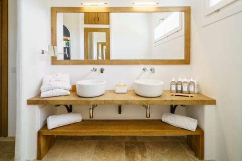 Luxury Studio Suite | Bathroom | Eco-friendly toiletries, hair dryer, bathrobes, slippers