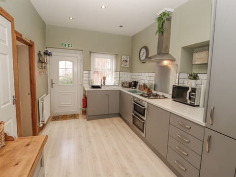 Cottage | Private kitchen | Fridge, electric kettle, toaster, cookware/dishes/utensils