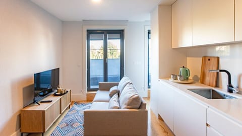 Cozy living room with a TV — perfect for relaxing after a day exploring the city.

#porto #downtown #cozystay #lovelystay