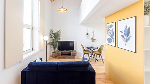 A bright, gorgeous living room with a flat-screen TV, cozy sofa, and dining space for two – pure comfort in style.

#ComfortLiving #BrightStay #AirbnbPorto #PortoLife