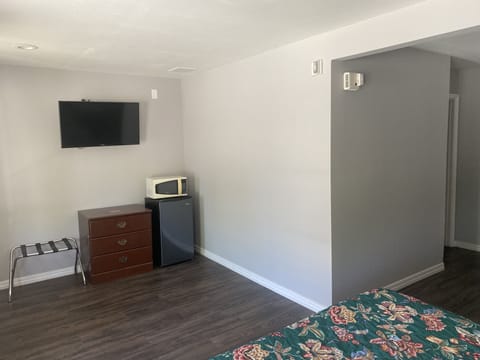 Deluxe Room, 1 Queen Bed, Accessible, Non Smoking | Desk, free WiFi, bed sheets