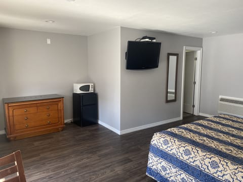 Deluxe Room, 1 King Bed, Non Smoking | Desk, free WiFi, bed sheets