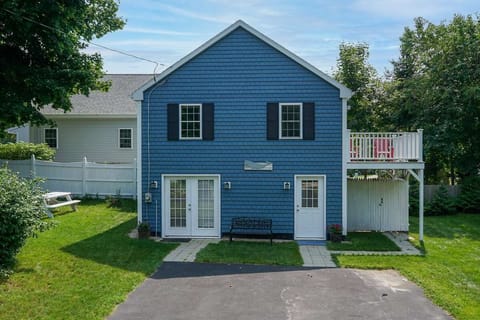 one bedroom apartment on right comes private access to deck from living room. 