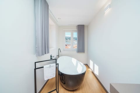 Quarto Deluxe com Banheira | Desk, laptop workspace, free WiFi