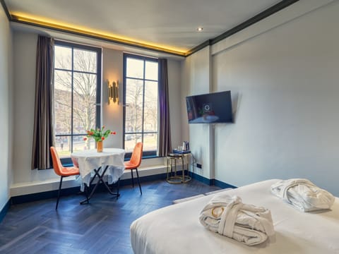Street View  room | Desk, laptop workspace, free WiFi, bed sheets