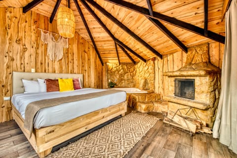 Deluxe Cabin | Premium bedding, down comforters, desk, laptop workspace
