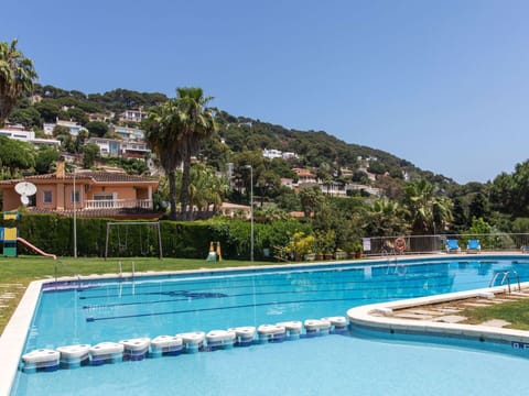 Water, Sky, Plant, Building, Swimming Pool, Azure, Blue, Tree, Outdoor Furniture, Rectangle