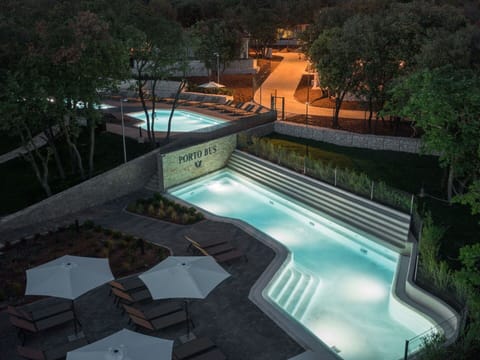Water, Plant, Swimming Pool, Tree, Lighting, Leisure, Composite Material, Rectangle, Landscape, Building