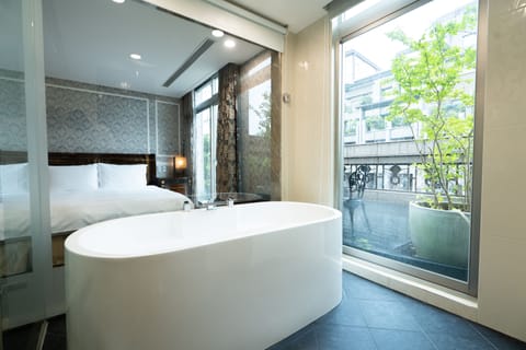 Executive Double Room | Bathroom | Combined shower/tub, rainfall showerhead, free toiletries, hair dryer