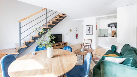 A bright, spacious living area filled with natural light – perfect for relaxing in style.

#PortoLiving #AirbnbPorto #BrightSpace #CityStay