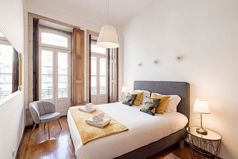 A moody bedroom with dark tones and natural light, creating a sophisticated and intimate atmosphere for restful nights in Porto.

#PortoStay #AirbnbPorto #CozyBedroom #NaturalLight
