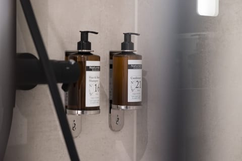 Superior Double Room | Bathroom | Shower, rainfall showerhead, hair dryer, towels