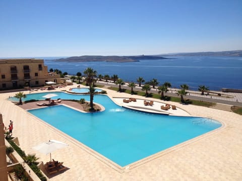 Massive pool with dedicated loungers and umbrella 