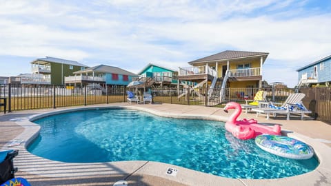 POOL: Private salt water pool is great for kids and taking a break from the beach. Toys and floats included! Check out more photos and videos on our IG @GrandviewHolidays