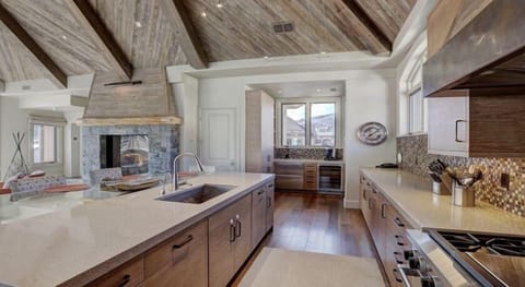 Condo, 4 Bedrooms | Private kitchen | Toaster