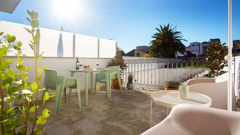 Bask in the abundant sunshine on this expansive terrace, featuring comfortable outdoor seating where you can savor drinks and snacks with a charming urban backdrop. It's the perfect spot for morning coffee or evening relaxation.