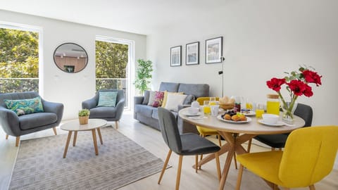 Bright, modern, and welcoming, this open-plan space is perfect for slow breakfasts, relaxed evenings, and enjoying Lisbon from a stylish home base. #LivingRoom #ModernApartment #OpenPlanLiving #LisbonStay #Portugal #PT #Lisbon