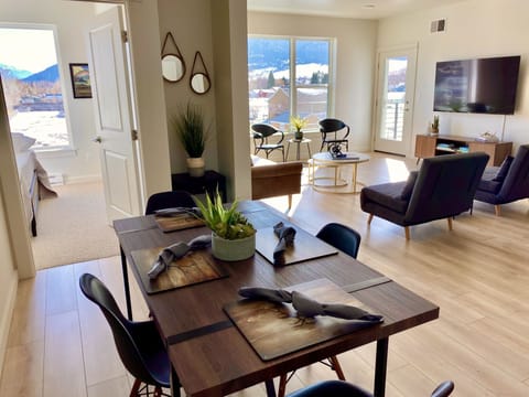 Watch tv or enjoy the Mountain View while eating in the dining room