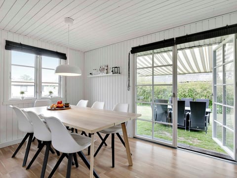 House, 3 Bedrooms, Garden View | Dining