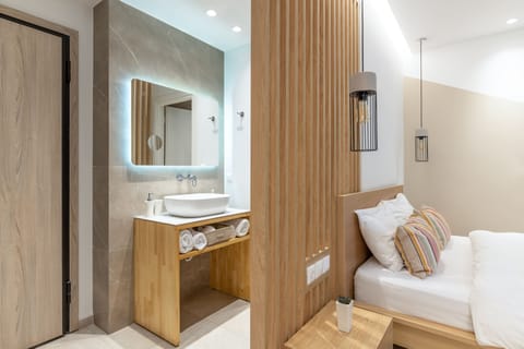 City Studio (25) | In-room safe, blackout drapes, iron/ironing board, free WiFi