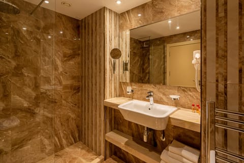 Desk, laptop workspace, free WiFi, bed sheets