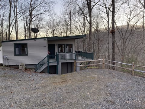 Hill Top Mountain Cabin in the woods.
