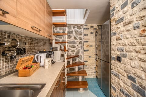 Lower floor to kitchen and dinning area