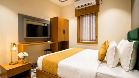 Deluxe Room | Memory foam beds, minibar, desk, laptop workspace