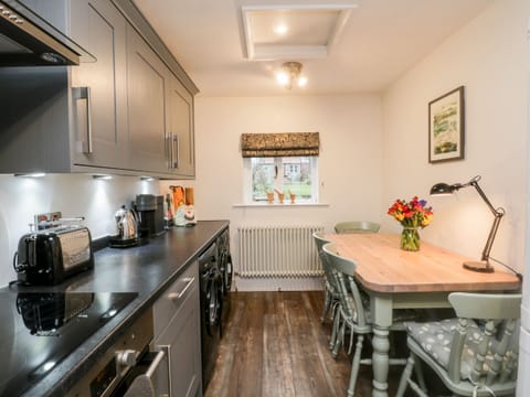 Cottage | Private kitchen | Fridge, dishwasher, electric kettle, toaster