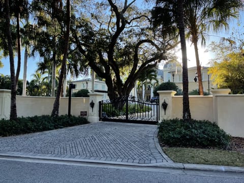 Cool house in neighborhood