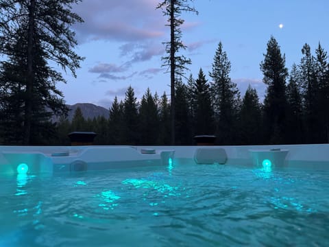 Private 7 person salt water spa