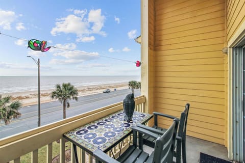 Condo (2 Bedrooms) | Front of property