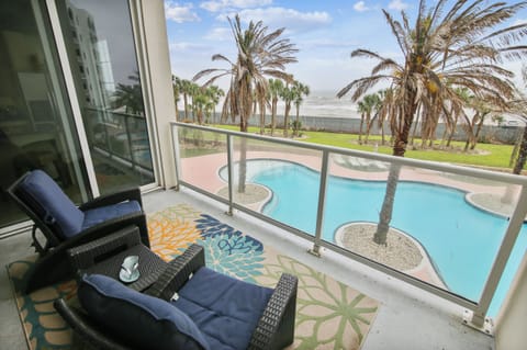 Condo (3 Bedrooms) | Front of property