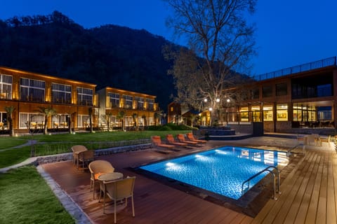 2 outdoor pools